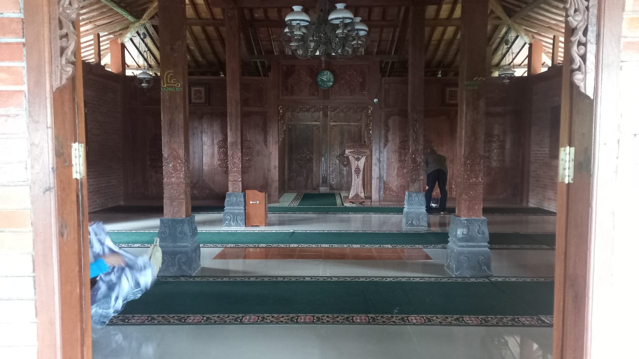 Interior dalam Masij Al-Amin Syariah Mandiri. Bahan utamanya terbuat dari kayu. Dokumentasi Pribadi.