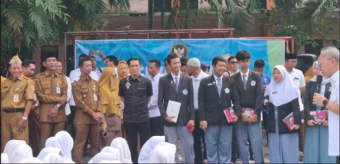 Berdialog dan memberi kejutan reward untuk siswa-siswi